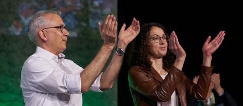 Tarek Al-Wazir und Angela Dorn applaudieren nach der Wahl auf dem Landesparteitag. 