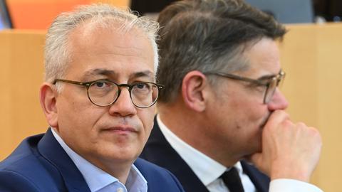 Wirtschaftsminister Tarek Al-Wazir und Ministerpräsident Boris Rhein im Landtag in Wiesbaden