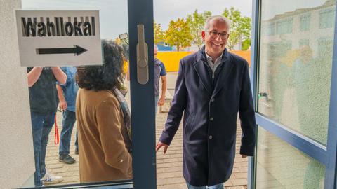 Grüne-Spitzenkandidat Tarek Al-Wazir geht in das Wahllokal in der Ernst-Reuter-Schule in Offenbach.