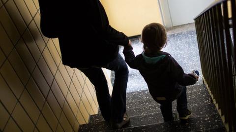Eine Frau mit Kind im Treppenhaus
