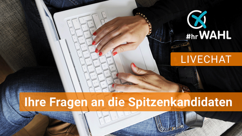 Eine Frau sitzt auf dem Sofa, hat ein Laptop auf den Beinen und tippt