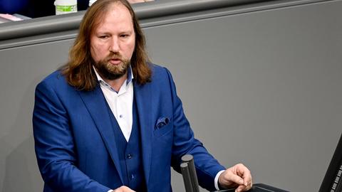 Anton Hofreiter (Bündnis 90/Die Grünen) spricht bei einer Sitzung des Bundestags zu den Abgeordneten.