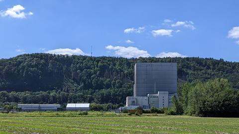 Blick von der hessischen Seite auf das stillgelegte Atomkraftwerk in Würgassen