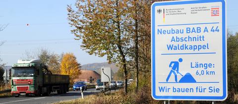 Ein großes Schild weist bei Waldkappel (Werra-Meißner) auf den Neubau eines Teilabschnitts der A 44 Kassel - Eisenach hin.