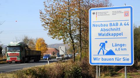 Ein großes Schild weist bei Waldkappel (Werra-Meißner) auf den Neubau eines Teilabschnitts der A 44 Kassel - Eisenach hin.
