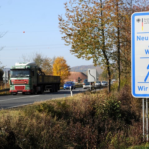 Ein großes Schild weist bei Waldkappel (Werra-Meißner) auf den Neubau eines Teilabschnitts der A 44 Kassel - Eisenach hin.