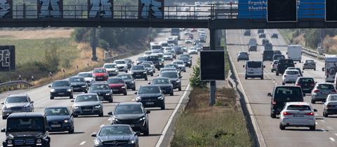 Viel Verkehr auf der A5 bei Frankfurt