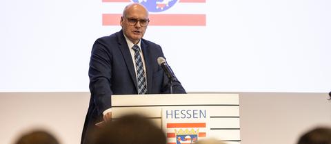 Bernd Neumann am Rednerpult vor Hessen-Fahne