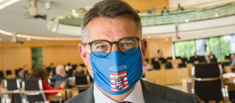 Boris Rhein (CDU) mit Hessen-Maske im Landtag