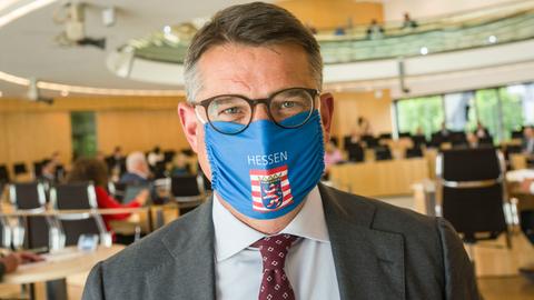 Boris Rhein (CDU) mit Hessen-Maske im Landtag