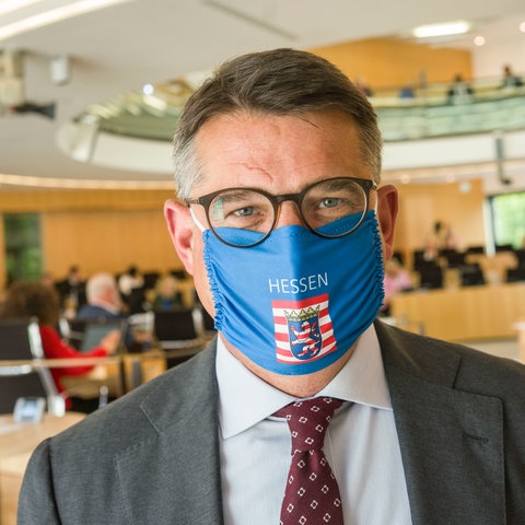 Boris Rhein (CDU) mit Hessen-Maske im Landtag