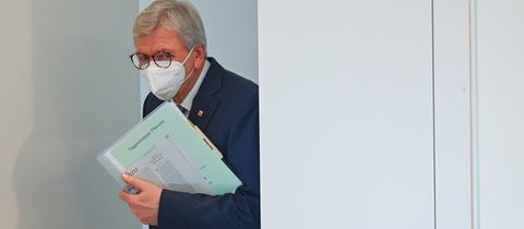Volker Bouffier (CDU), Ministerpräsident des Landes Hessen, kommt in den Plenarsaal des hessischen Landtags.