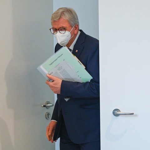 Volker Bouffier (CDU), Ministerpräsident des Landes Hessen, kommt in den Plenarsaal des hessischen Landtags.