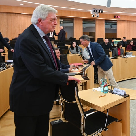 Ex-Ministerpräsident Bouffier (CDU) im Lübcke-Untersuchungsausschuss des Landtags.