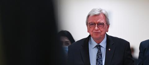 Volker Bouffier (CDU), Ministerpräsident des Landes Hessen, ist im Kongresszentrum auf dem Weg, um eine persönliche Erklärung abzugeben. 
