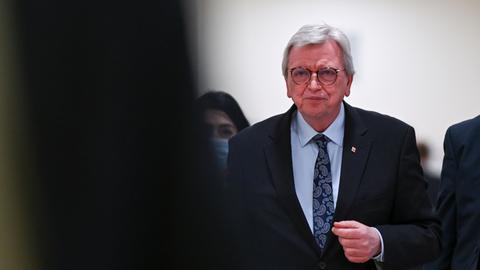 Volker Bouffier (CDU), Ministerpräsident des Landes Hessen, ist im Kongresszentrum auf dem Weg, um eine persönliche Erklärung abzugeben. 
