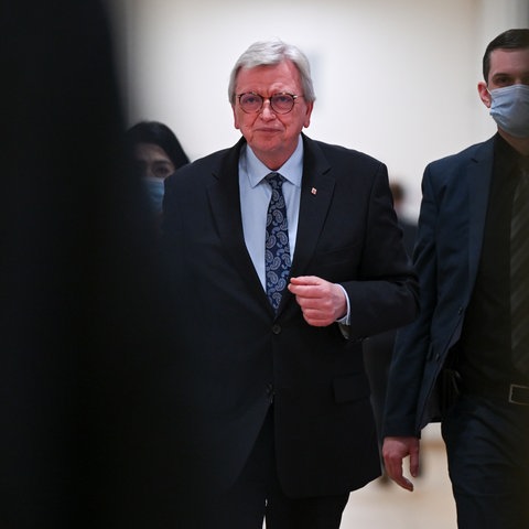 Volker Bouffier (CDU), Ministerpräsident des Landes Hessen, ist im Kongresszentrum auf dem Weg, um eine persönliche Erklärung abzugeben. 