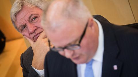 Volker Bouffier (li.) und Thomas Schäfer im Landtag
