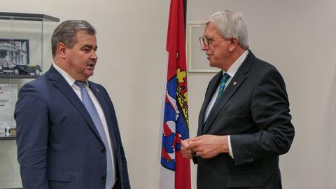 Der ukrainische Generalkonsul Vadym Kostiuk (l.) und Ministerpräsident Volker Bouffier (CDU).