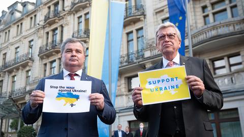 Botschaft an Putin: Ukraine-Generalkonsul Kostiuk (l.) und Ministerpräsident Bouffier in Wiesbaden