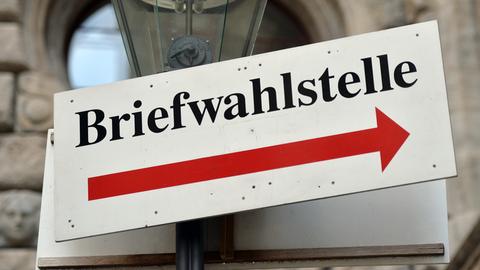 Ein Schild, das zur Briefwahlstelle weist