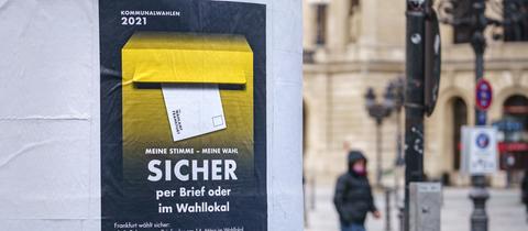 Ein Plakat zur Kommunalwahl 2021 hängt zu Beginn einer Kampagne der Stadt Frankfurt an einer Litfaßsäule in der Innenstadt. 