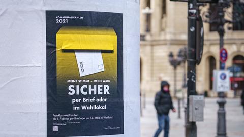 Ein Plakat zur Kommunalwahl 2021 hängt zu Beginn einer Kampagne der Stadt Frankfurt an einer Litfaßsäule in der Innenstadt. 
