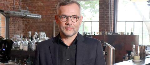 Michael Roth, Spitzenkandidat der hessischen SPD bei der Bundestagswahl, in einer Kneipe fotografiert.