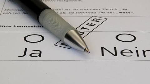 Ein Kugelschreiber liegt auf einem Stimmzettel-Muster