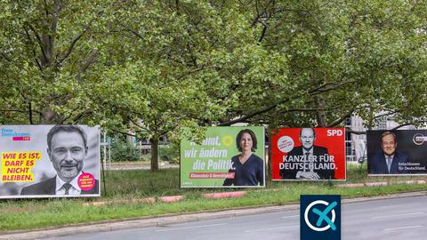 Wahlplakate von CDU, SPD, FDP und Grüne mit ihren Spitzenkandidaten an einer Straße