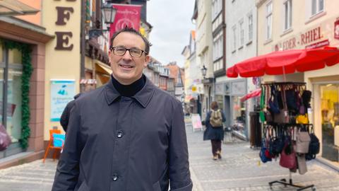 Der Bundestagsabgeordnete Sören Bartol von der SPD steht lachend in der Marburger Fußgängerzone.