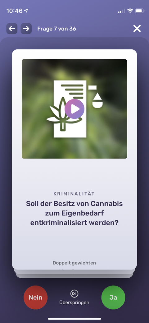 Ein Screenshot vom Wahlswiper - darauf steht: Soll der Besitz von Cannabis zum Eigenbedarf entkriminalisiert werden? User können mit Ja oder Nein antworten, die Frage überspringen oder doppelt gewichten