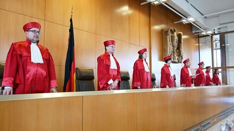 er Erste Senat des Bundesverfassungsgerichts , (l-r) Heinrich Amadeus Wolff, Henning Radtke, Yvonne Ott, Gabriele Britz, Stephan Harbarth, Vorsitzender des Senats und Präsident des Gerichts, Susanne Baer, Josef Christ und Ines Härtel, verkündet das Urteil in Sachen "Automatisierte Datenauswertung durch die Polizei in Hessen und Hamburg".