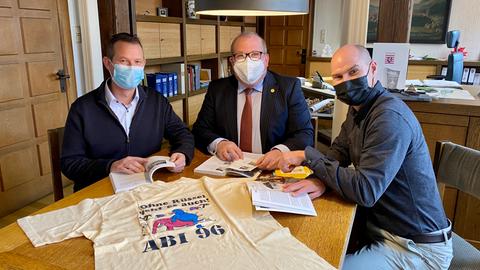 Gingen schon zusammen zur Schule: Die Bürgermeister Timo Georg (Schwalmtal), Stephan Paule (Alsfeld) und der frisch gewählte Hauke Schmehl aus Romdrod (von links). 