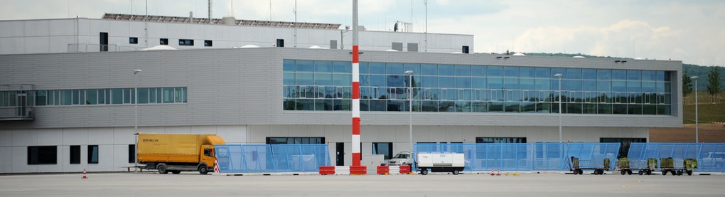 Blick über das leere Vorfeld des Kassel Airports