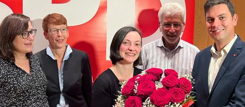 Isabel Carqueville erhält nach ihrer Nominierung rote Blumen und hält sie in den Händen.