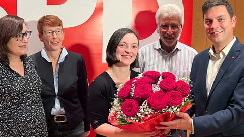 Isabel Carqueville erhält nach ihrer Nominierung rote Blumen und hält sie in den Händen.