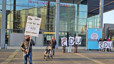 Vor der Rheingoldhalle wurde demonstriert.