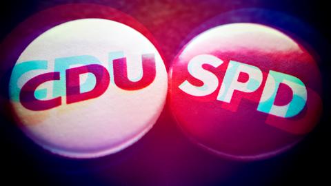 Anstecker mit Aufschrift CDU und SPD