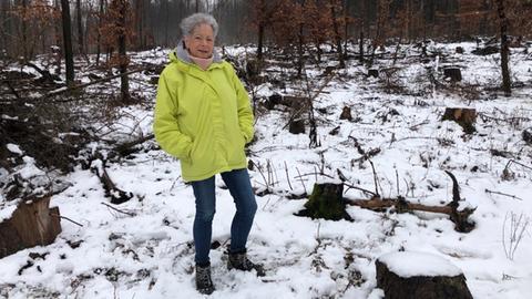 Christina Redeker von Bürgerinitiative "Nachhaltiges Hünstetten – Ja zur Windkraft" steht im verschneiten Wald bei Hünstetten