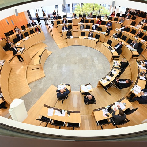 SPD-Fraktionsvorsitzende Nancy Faeser spricht bei der Sondersitzung des Landtags zum Corona-Sondervermögen
