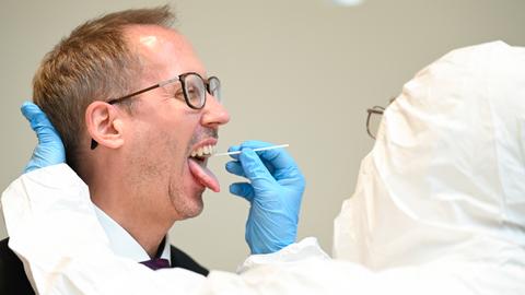 Hessens Gesundheitsminister Klose beim Corona-Test im Landtag