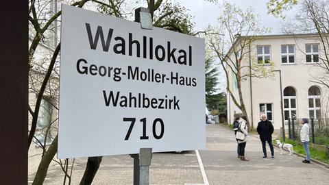 Blick auf ein Wahllokal in Darmstadt