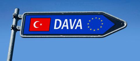 Schild mit Flagge der Türkei, dem Schriftzug "DAVA" sowie der EU-Flagge