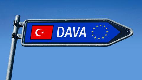 Schild mit Flagge der Türkei, dem Schriftzug "DAVA" sowie der EU-Flagge