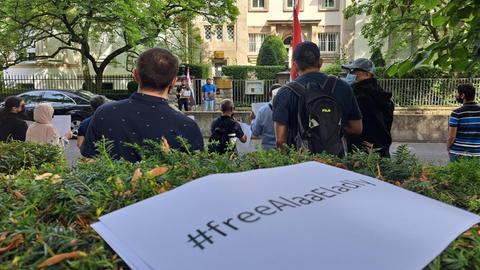 Protest gegen die Verhaftung Alaa Eladlys vor dem ägyptischen Konsulat in Frankfurt