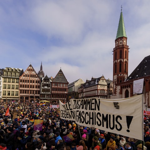 Auf dem Frankfurter Römerberg fand eine Kundgebung gegen rechts statt.