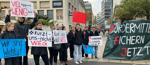 Eine Gruppe junger Menschen demonstriert mit Plakaten auf dem Königsplatz