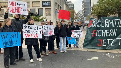 Eine Gruppe junger Menschen demonstriert mit Plakaten auf dem Königsplatz