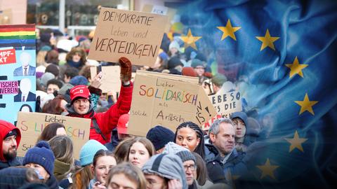 Auf der linken Seite ein Bild einer Demonstration für Demokratie, im rechten Bildteil eine blaue Fahne mit gelben Sternen